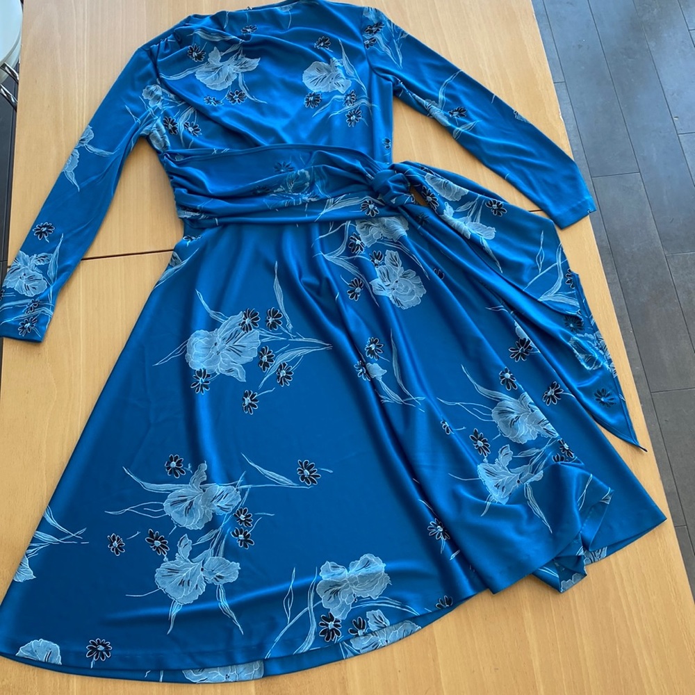 Spring dress with orchid pattenr in blue.